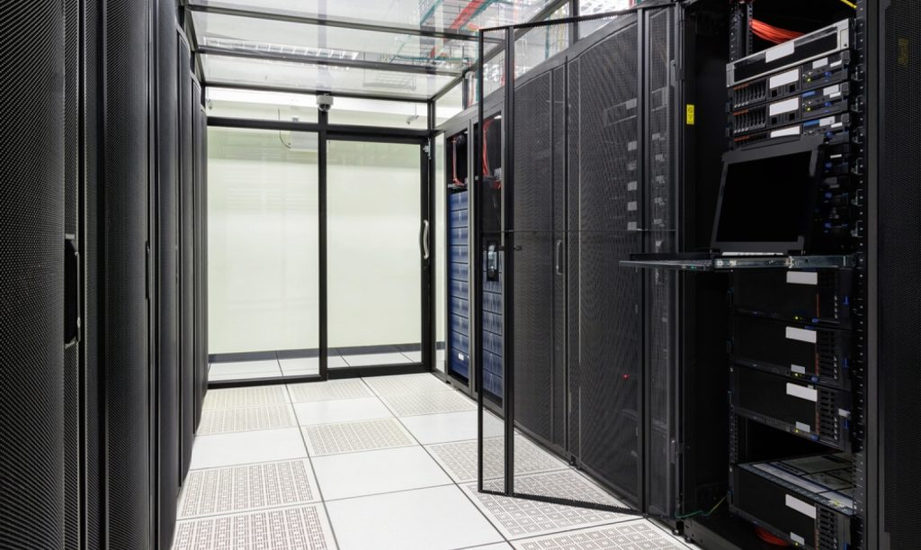 data center kini menawarkan solusi yang lebih fleksibel, efisien, dan hemat biaya dibandingkan dengan metode tradisional.
