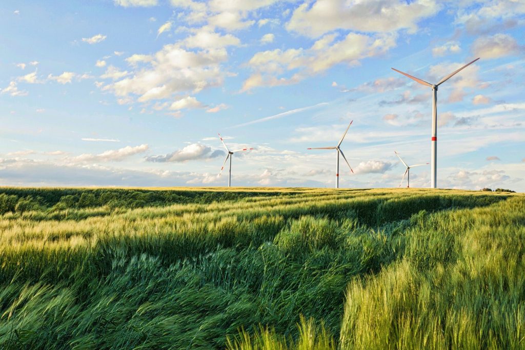 ata center hijau tidak hanya fokus pada penghematan energi tetapi juga berupaya mengurangi jejak karbon secara keseluruhan. 